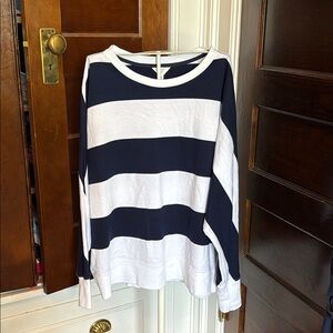 Crown & Ivy Curvy wide arm sweatshirt. Worn about 5 times . Good shape!‎